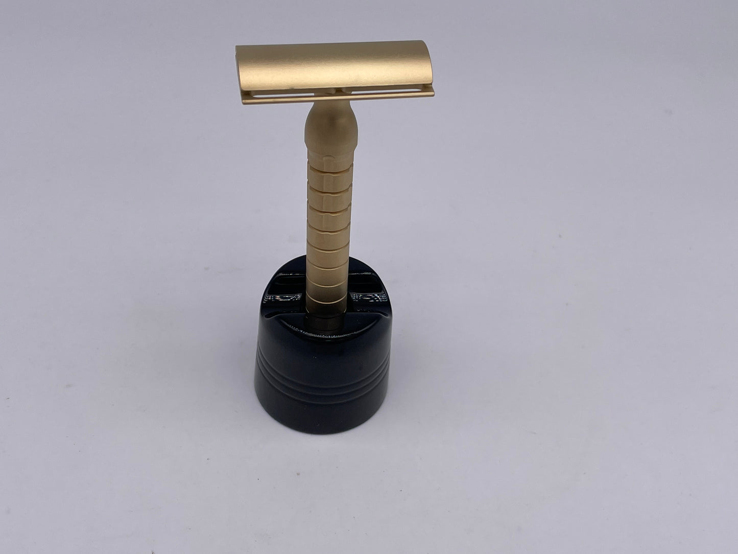 The Goodfellas’ smile safety razor Bayonetta-gold brass