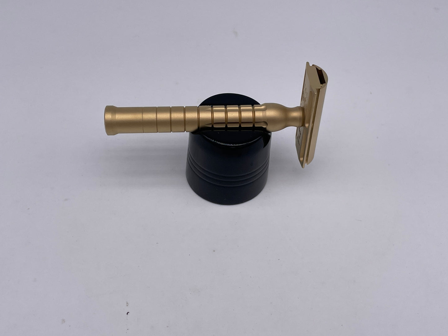 The Goodfellas’ smile safety razor Bayonetta-gold brass