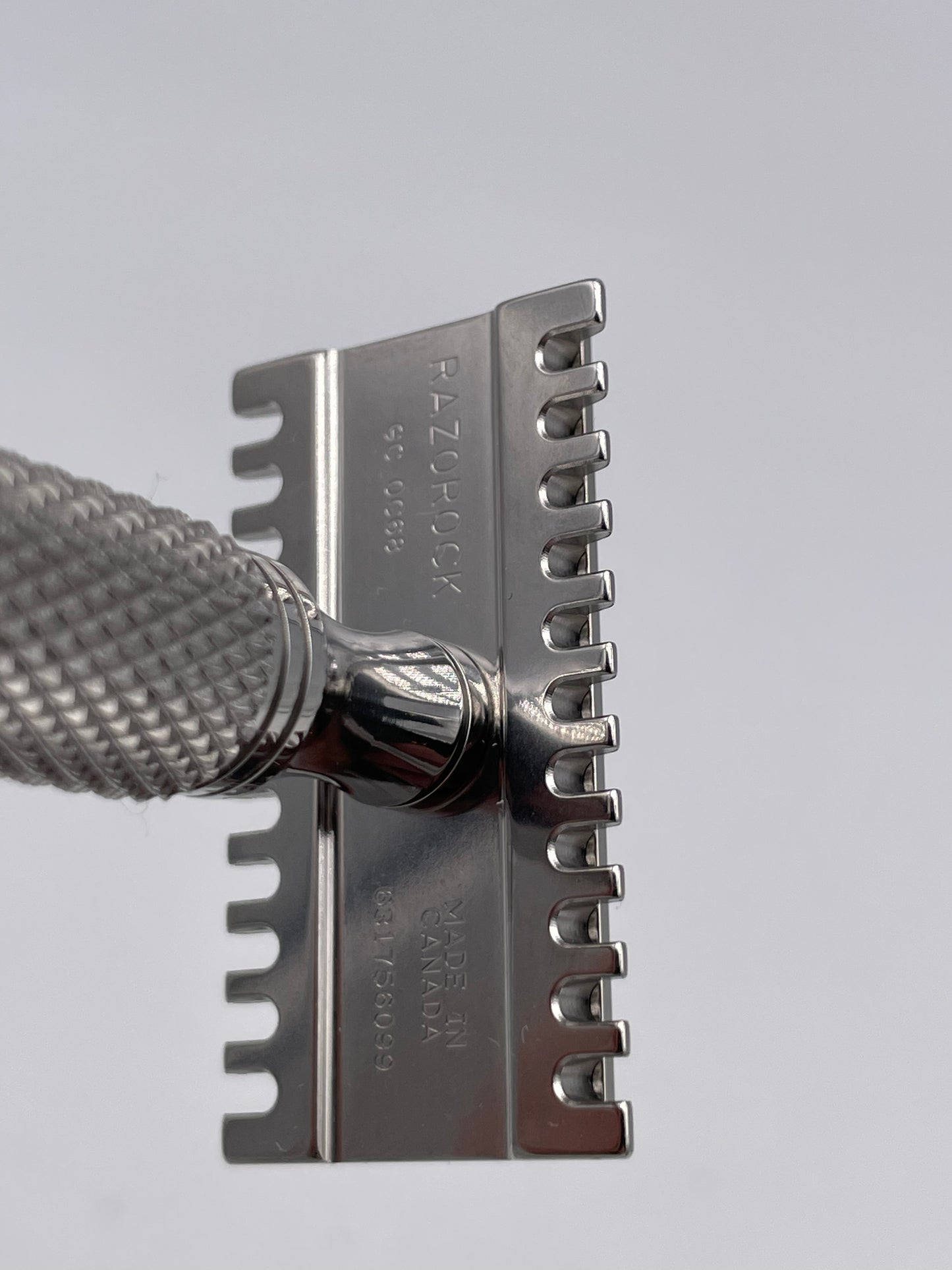 RazoRock Game Changer 68P Open Comb Double Edge Safety Razor - Super Knurl Handle