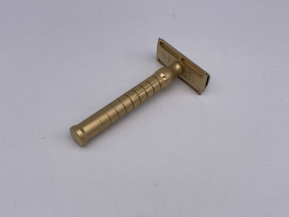 The Goodfellas’ smile safety razor Bayonetta-gold brass
